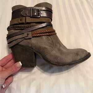 Stylish Gray Ankle Boots with Brown Accents